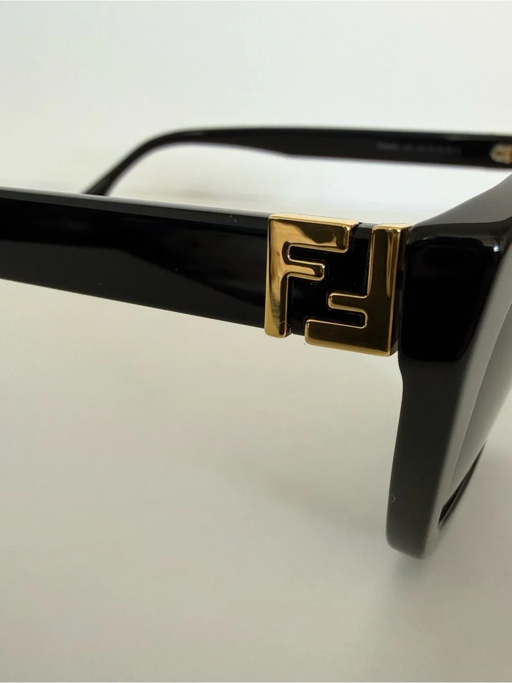 NEW!!! Fendi black cat eye sunglasses FE50205I 01A Authentic